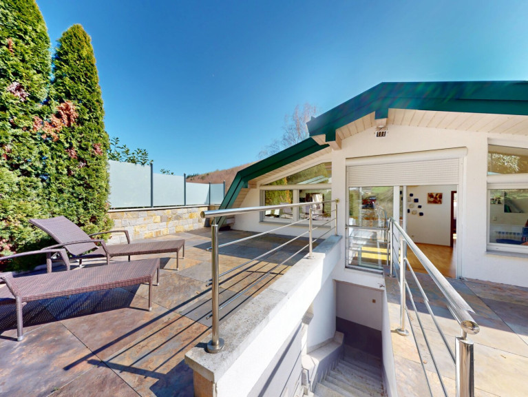 Haus - 3400, Klosterneuburg - So lässt es sich leben: Sonnenterrasse, 2 Wohnebenen und herausragende Architektur! Nahe Klosterneuburg und 16 Min. bis Wien!