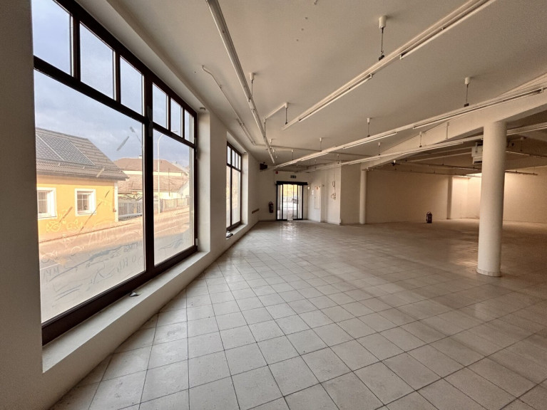 Einzelhandel - 3233, Kilb - Nutzen Sie die Chance - Helles Geschäftslokal mit großer Fensterfront an der Bundesstrasse mit Kundenparkplatz