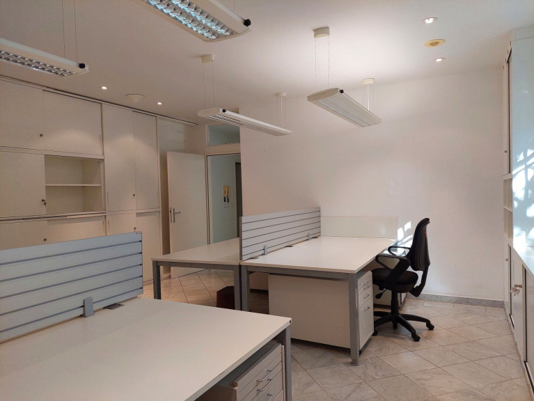 Büro / Praxis - 1130, Wien - Repräsentativ, zentral und teilweise eingerichtet - Büro-Untervermietung in edlem Stilzinshaus in ALT-Hietzing.