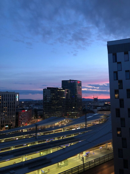 Wohnung - 1100, Wien - Eigennutzung oder Investment: Modern-möbliertes Stadtdomizil mit Loggia & ausgezeichnetem Fernblick in zentraler Lage. - Exklusiv beauftragt.