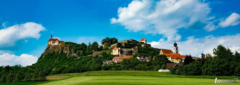 Grundstück - 8333, Riegersburg - **Herrliches Grundstück am Fuße der Riegersburg** WA 0,2-0,5** Panoramablick**Leichte Hanglage***Grundstücksgrößen zwischen 800m²-7.114m² möglich
