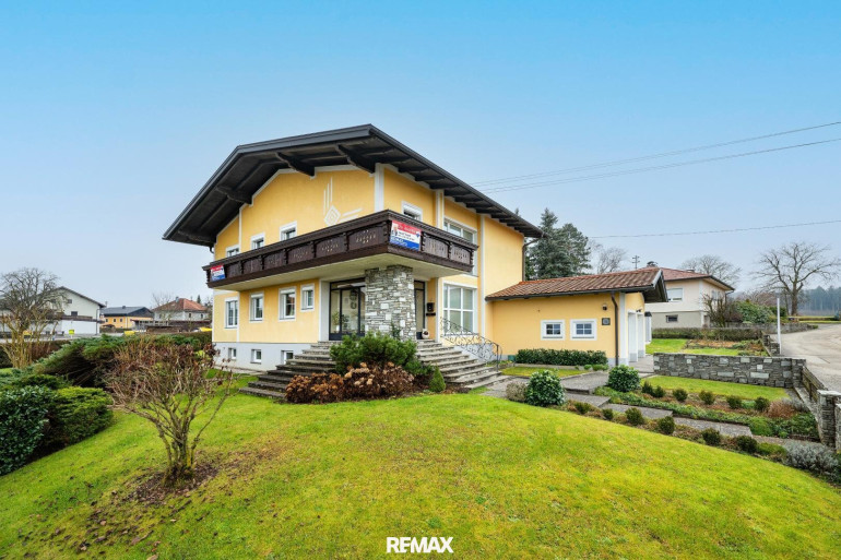 Haus - 5142, Eggelsberg - Stilvolles Ein- Zweifamilienhaus mit Doppelgarage und großen Garten