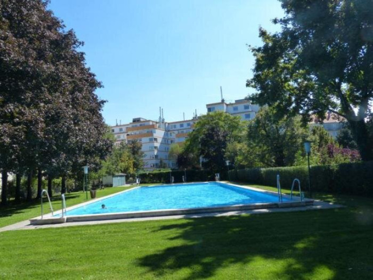 Wohnung - 1210, Wien - Zum Verkauf gelangt eine noch vermietete und möblierte Singelwohnung im Haus mit Outdoor-Swimingpool!