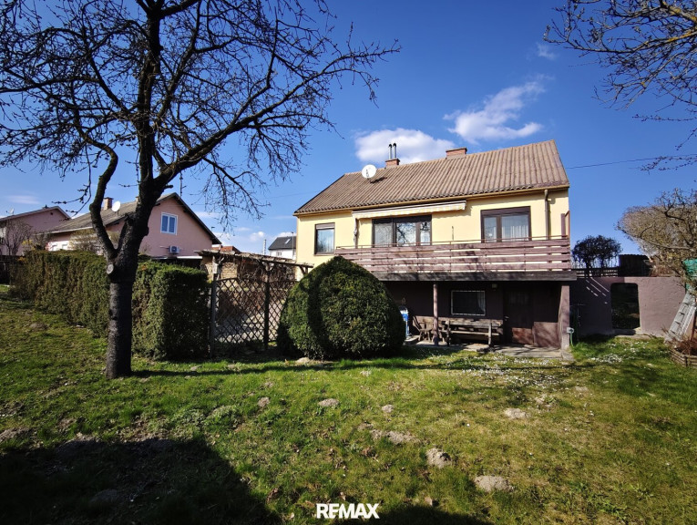 Haus - 2000, Stockerau - EFH mit großem Grundstück (1.164m²; teilbar) mit Garage, Carport und drei Gartenhäuschen