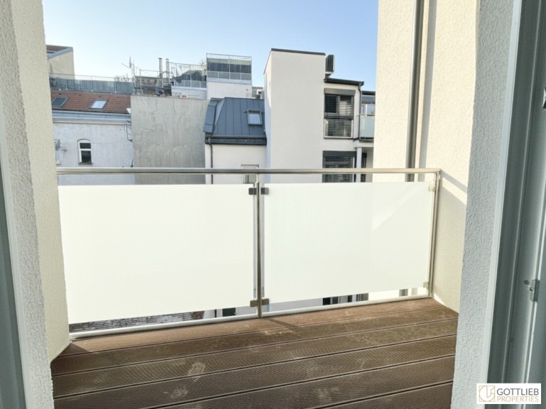 Wohnung - 1160, Wien - Erstbezug in U-Bahn-Nähe! Liebevoll generalsanierte 2-Zimmer-Altbau-Wohnung mit Loggia und Grünblick in Gründerzeithaus