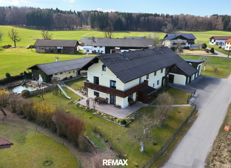 Haus - 5143, Feldkirchen bei Mattighofen - Attraktives Mehrfamilienhaus mit großem Grundstück und Schwimmteich in Feldkirchen bei Mattighofen