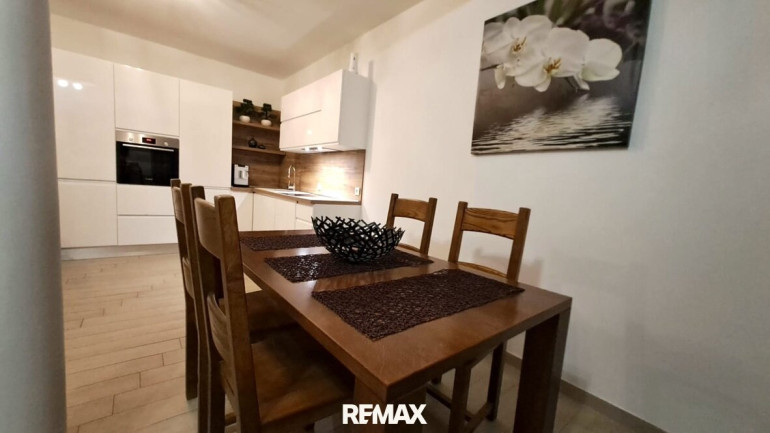 Wohnung - 22212, Tribunj - Neuwertiges 3-Zi Apartment in Tribunj mit Garten, Terrasse & 2 Stellplätzen – 279.000€