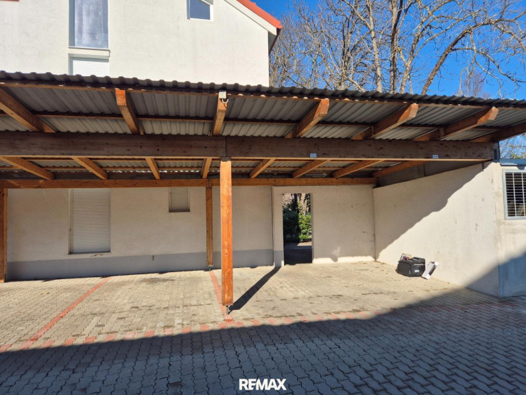Immobilie - 2483, Ebreichsdorf - Überdachter PKW-Stellplatz im Zentrum von Ebreichsdorf – zu vermieten