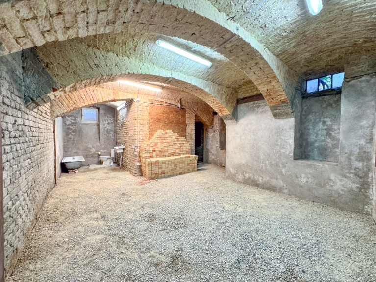 Halle / Lager / Produktion - 1140, Wien - Magazin mit 35,36 m2 Nutzfläche, Nähe Hütteldorfer Straße! Zugang über Hauskeller!