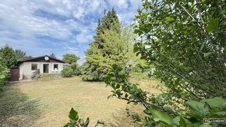 Grundstück - 1220, Wien - Ihr Grundstückstraum in 1220 Wien – Mit kleinem, aber charmantem Fertigteilhaus und viel Potenzial | ZELLMANN IMMOBILIEN