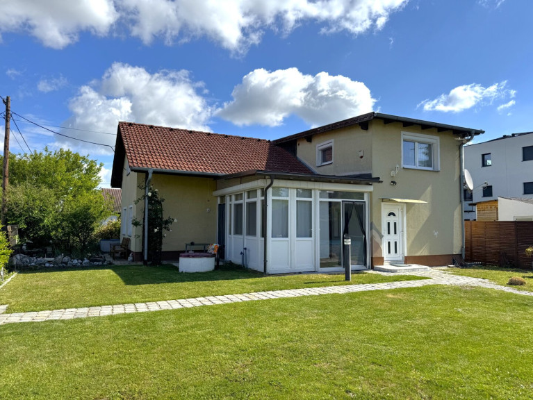 Haus - 2201, Gerasdorf bei Wien - Großzügiges Haus mit und oasenhaftem Garten, Wintergarten und optionaler Garage in Gerasdorf bei Wien