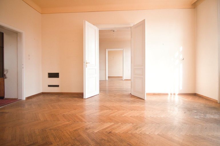Wohnung - 1060, Wien - 4-Zimmer Wohnung mit herrlichem Altbau-Flair | großzügig | sehr guter Grundriss | sanierungsbedürftig