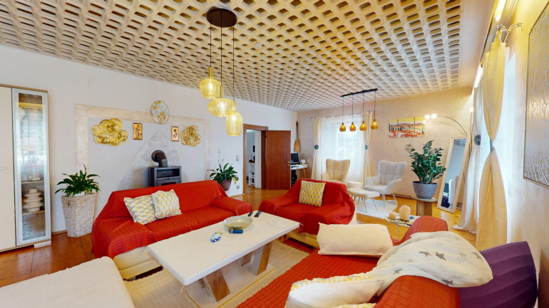 Wohnung - 9500, Villach - Viel Platz zum Wohnen: Großzügige Wohnung mit Altbauflair in zentraler Lage