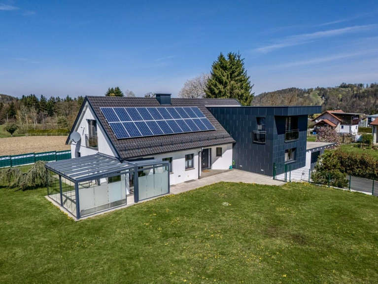 Haus - 8454, Arnfels - Ein Zuhause, das jeden Tag besonders macht: Modernes Familienhaus in Arnfels, eingebettet in die Hügellandschaft der Südsteiermark mit Blick auf das Schloss und viel Raum zum Leben.