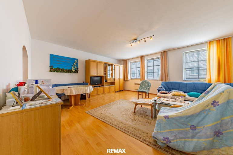 Wohnung - 2020, Hollabrunn - WOHNEN IM ZENTRUM! GERÄUMIGE 2 ZIMMER WOHNUNG MIT 81 m² WOHNFLÄCHE!
