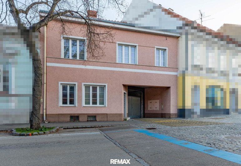 Haus - 2020, Hollabrunn - Stadthaus direkt am Hollabrunner Hauptplatz mit 2 Garagen - ideal zum Wohnen & für gewerbliche Nutzungen!