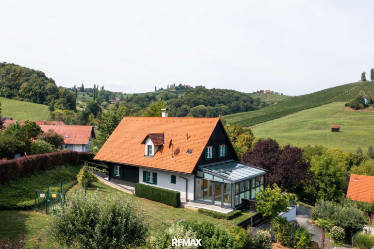 Haus - 8461, Ratsch an der Weinstraße - Sie suchen ein stilvolles Zuhause an der Weinstraße mit Fernblick, Wellnessbereich und eigenem Weinkeller? Dann sollten Sie sich diese besondere Immobilie unbedingt ansehen!