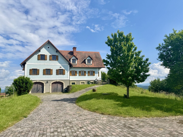 Haus - 8505, Flamberg - Lebensqualität mit Weingarten, Weinkeller & Arkadenhof - Wohnen, genießen & gestalten in einem wunderbaren Ensemble! Familienanwesen oder außergewöhnlicher Ort für Seminare, Kultur und Genuss.