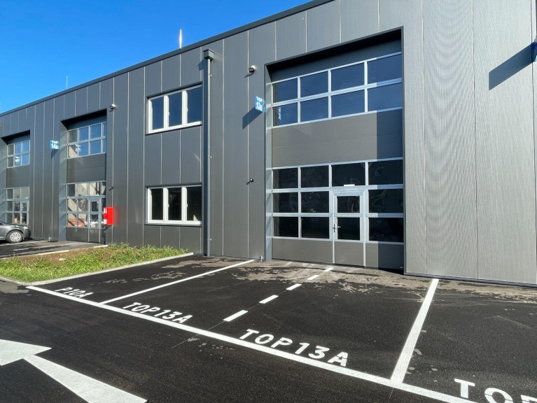 Halle / Lager / Produktion - 4844, Regau - KURZZEITMIETE MÖGLICH! Betriebs-/ Produktions- oder Lagerhalle mit ca. 100 m² Fläche im Business Park Regau , 1A-Lage, Nähe A1 Westautobahn - SOFORTBEZUG (Top 13a)