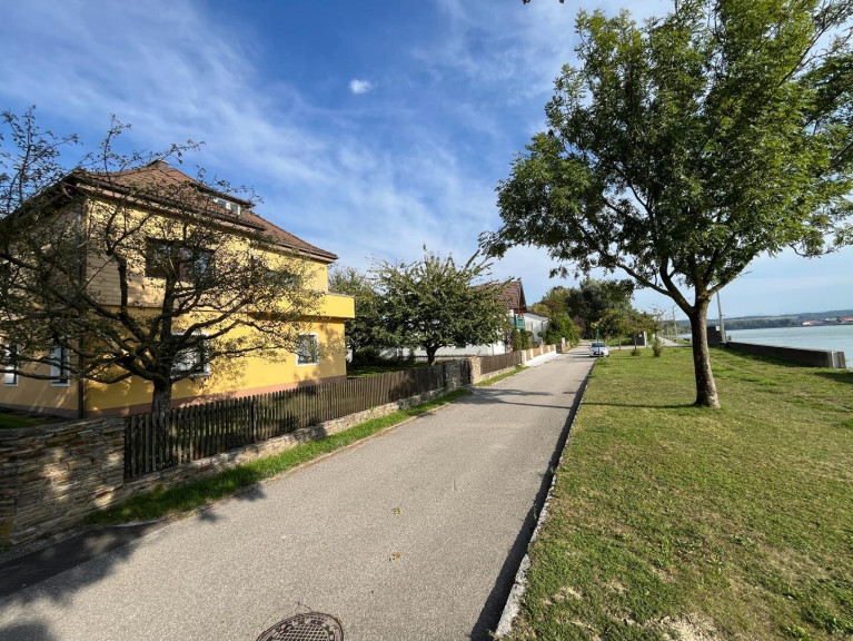 Haus - 3390, Melk - SPITZENPREIS! Idyllisches Haus mit 2 Wohneinheiten in einzigartiger Lage an der Donau Persenbeug Zentrum - möchte aus dem Dornröschenschlaf geweckt werden