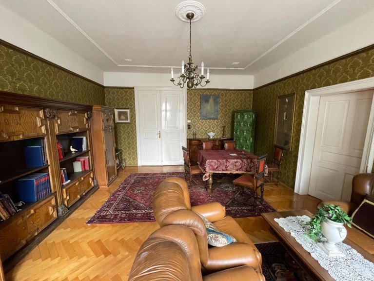 Haus - 4600, Wels - RESIDENZ MIT POTENTIAL Altstadtvilla mit 6 Wohneinheiten, Souterrain, Innenhof, Balkone und ausbaubarem DG in 1A Traumlage im Zentrum von Wels