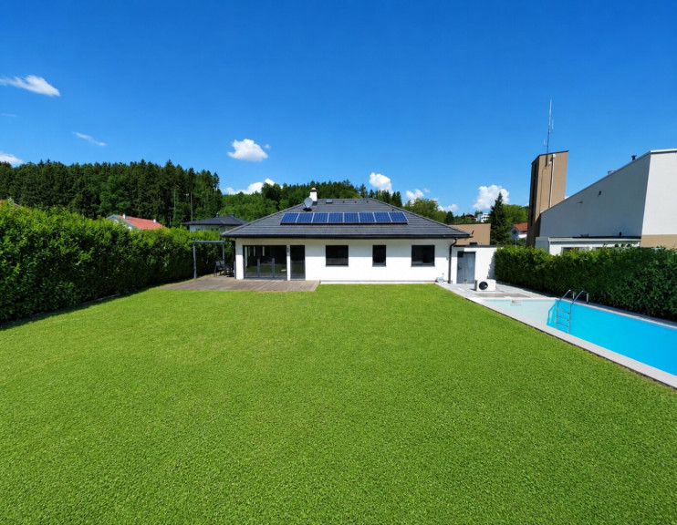 Haus - 4863, Seewalchen am Attersee - Traumhaftes Wohnen in Seenähe Exklusiver Hartl-Haus Bungalow mit sonnigem Garten, Einzelgarage, Doppelcarport Pool & PV-Anlage in Seewalchen am Attersee