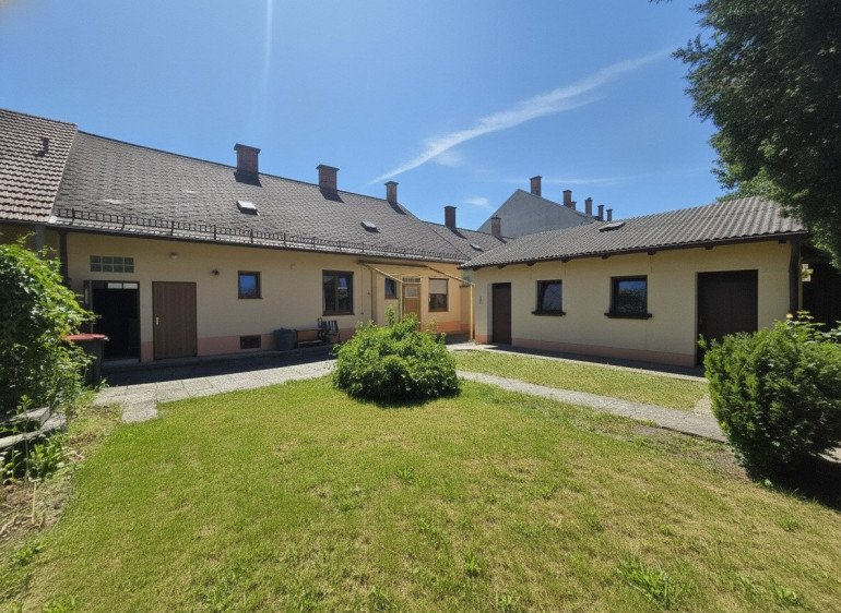 Haus - 2000, Stockerau - Charmantes Stadthaus in zentraler Lage von Stockerau - 4 Zimmer, idyllischer uneinsehbarer Garten