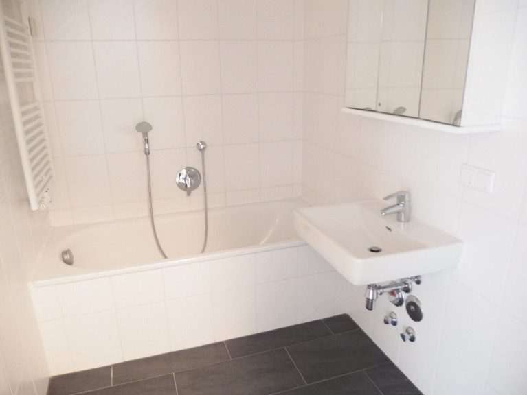 Wohnung - 1140, Wien - Hervorragend geschnittene 2-Zimmer-Wohnung mit Balkon Richtung Innenhof + Garagenstellplatz | Besichtigung am 15.06.26 (Anmeldung notwendig)