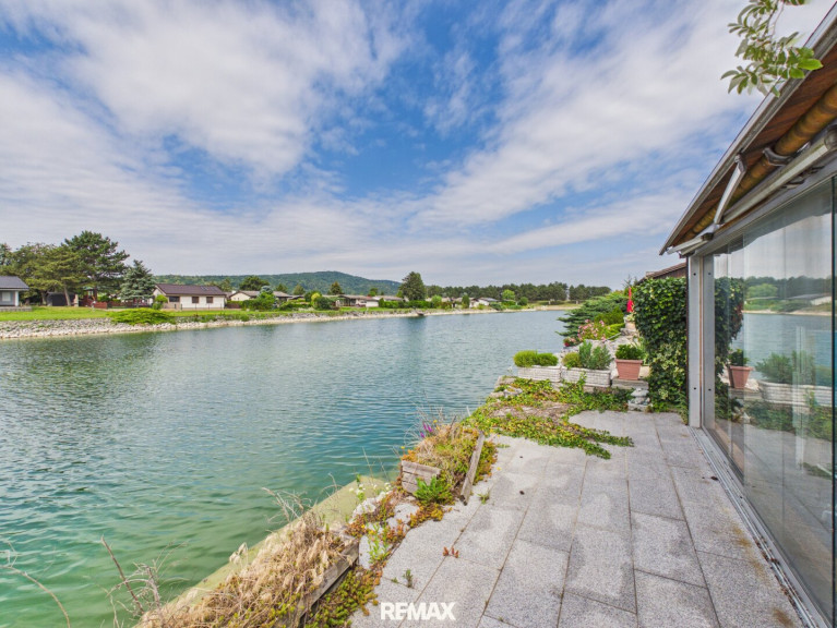 Haus - 2413, Berg - Sanierungsbedürftiger Seebungalow direkt am Wasser