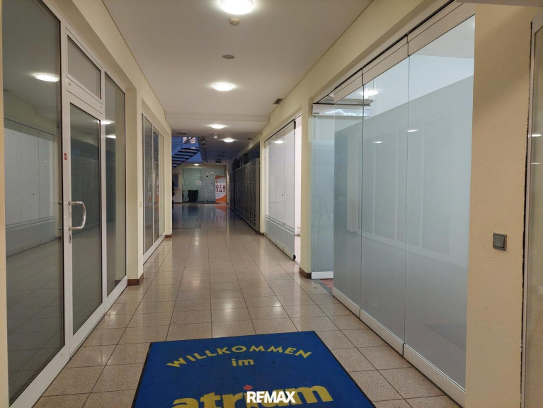 Einzelhandel - 7400, Oberwart - Zwei barrierefreie Geschäftslokale inkl. zwei Parkplätzen am Oberwarter Hauptplatz