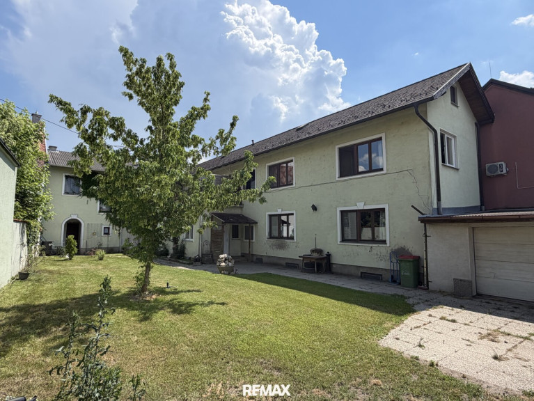Haus - 2285, Leopoldsdorf im Marchfeld - Attraktives Mehrfamilienhaus mit 3 Wohneinheiten auf großem Baugrundstück – 1.300 m² Grund | Bauklasse III | 50 % verbaubar | Zentrumslage
