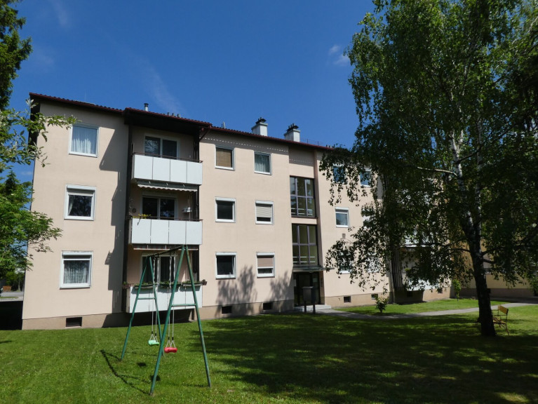 Wohnung - 2000, Stockerau - GRÜNBLICK: gepflegte, helle 3- Zimmerwohnung in GRÜN- und TOPLAGE mit Balkon