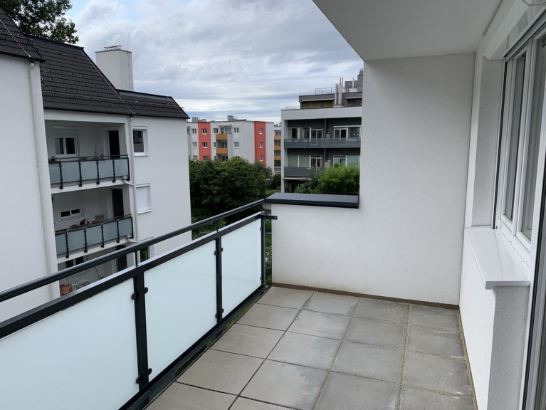 Wohnung - 2700, Wiener Neustadt - Neuwertige 2 Zimmerwohnung mit südwestlichen Balkon und Stellplatz inklusive!