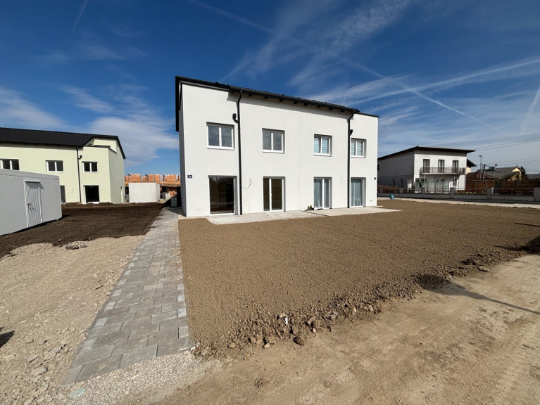 Haus - 4800, Attnang-Puchheim - Leistbare Neubau Doppelhäuser 128 m², Kauf ab nur € 1.505,- /Monat, hohe Förderung fix 1,5%/10 J., Galerie, Dachterrasse, Eigengarten, Einzelgarage