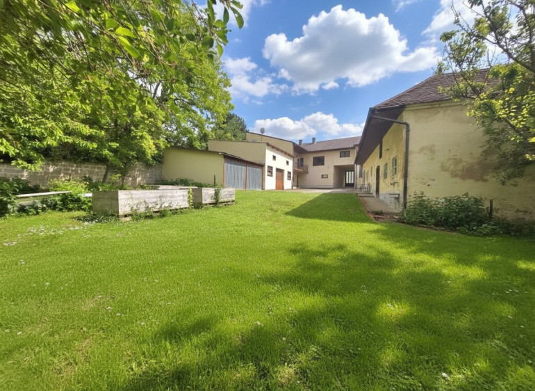 Haus - 2020, Aspersdorf - Großzügige Liegenschaft auf 4.361 m² Bauland – zwei Wohneinheiten, großer Garten, Nebengebäude und idyllischer Innenhof
