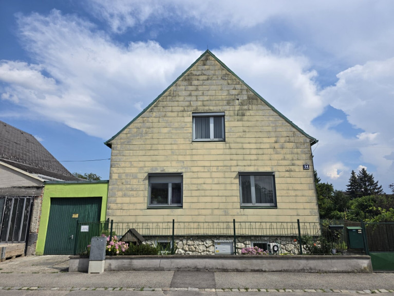 Haus - 2100, Korneuburg - Renovierungsbedürftiges EIN- oder ZWEIFAMILIENHAUS in RUHELAGE mit 3 Garagenplätzen