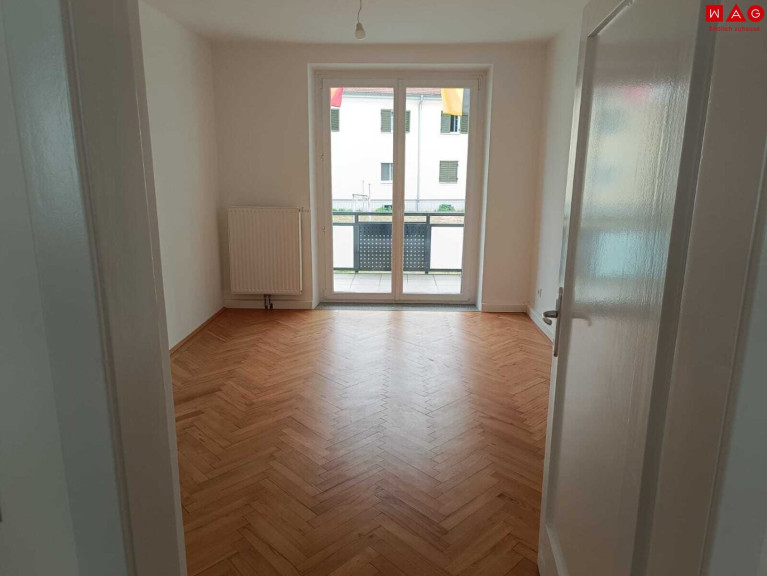Wohnung - 5280, Braunau am Inn - Frisch sanierte 3-Zimmer-Wohnung mit Balkon in Braunau am Inn – modernes Badezimmer mit Dusche und Fenster, praktische Raumaufteilung und attraktives Wohnambiente!