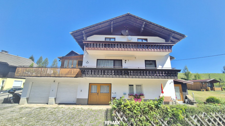 Haus - 8990, Bad Aussee - Bad Aussee: Ein,- Zweifamilienhaus mit 2 Balkonen, Terrasse, 3 Garagen, Gartenhütte