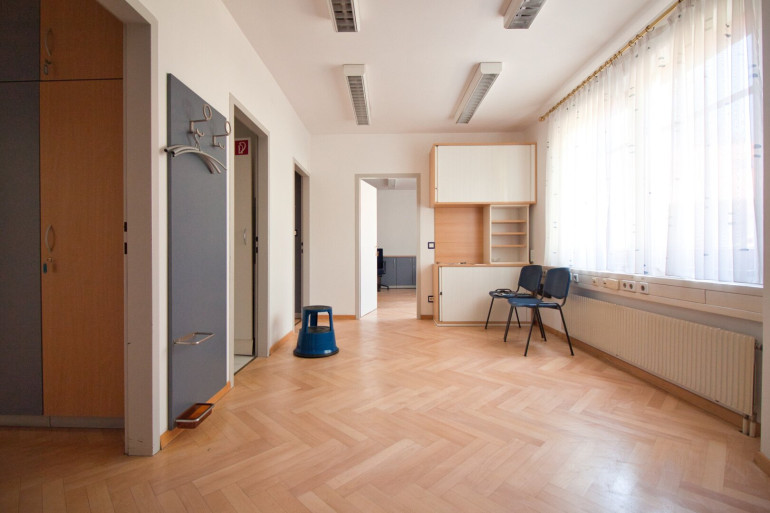 Büro / Praxis - 1130, Wien - BÜRO/ORDINATION | vielseitige Raumaufteilung mit 153 m² | Einzelräume & großzügiger Mehrzweckraum | ruhige, repräsentative Bestlage