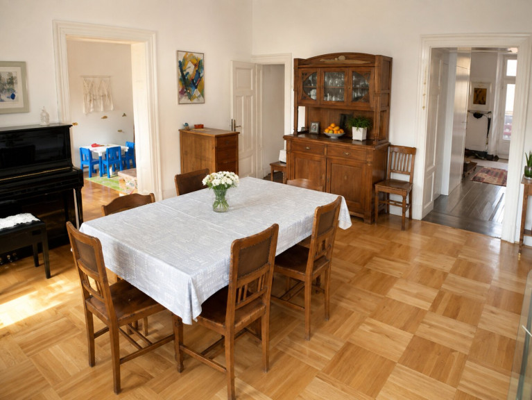 Wohnung - 8010, Graz - Großzügiges Altbaujuwel im Herzen von Graz – ca. 180 m² Wohnfläche, 6 Zimmer, Innenhofbalkon und flexible Nutzung als eine große oder wieder zwei getrennte Wohnungen.