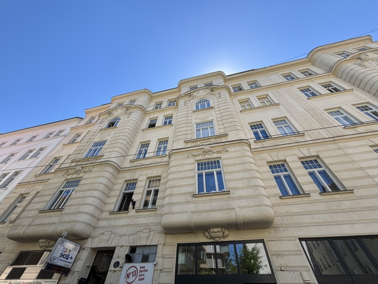 Wohnung - 1040, Wien - 1040! Altbaujuwel: "6 ZIMMER, 2 BÄDER & BALKON ab Oktober 26"! Erstbezug nach Generalsanierung!