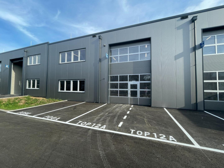 Halle / Lager / Produktion - 4844, Regau - KURZZEITMIETE MÖGLICH! Betriebs-/ Produktions- oder Lagerhallen von 119 & 122 m² Fläche im Business Park Regau , 1A-Lage, Nähe A1 Westautobahn (Top 12a)