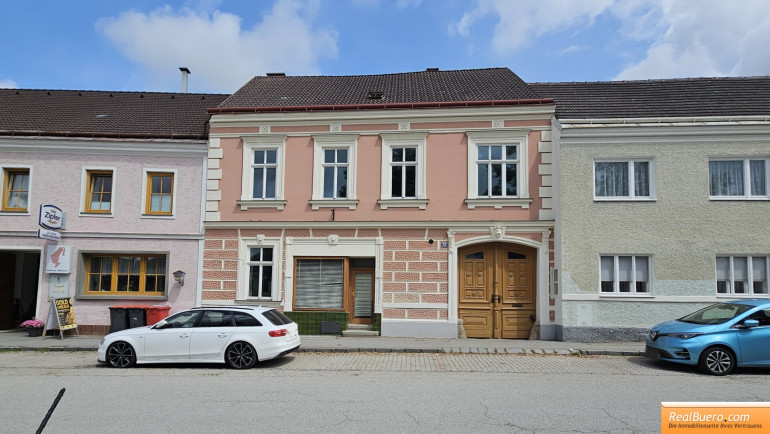 Haus - 3902, Vitis - Wohn - und Geschäftshaus im Zentrum von Vitis mit Grünfläche und Nebengebäuden (1.236m2), Wald (13.532m2), 2 Äcker (39.005m2) und Baugrund (3261m2)