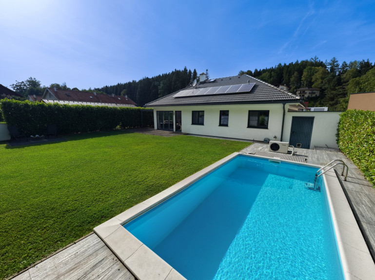 Haus - 4863, Seewalchen am Attersee - Traumhaftes Wohnen in Seenähe! Exklusiver Hartl-Haus Bungalow mit Pool, sonnigem Garten, Einzelgarage, Doppelcarport & PV-Anlage in Seewalchen am Attersee