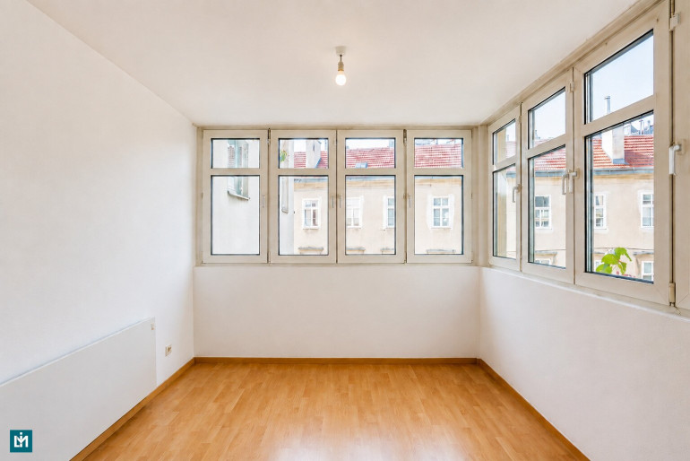 Wohnung - 1050, Wien,Margareten - RENOVIERUNGSBEDÜRFTIGE 1 - ZIMMER - WOHNUNG MIT FREIFLÄCHE UND GARAGENSTELLPLATZ / NÄHE NASCHMARKT