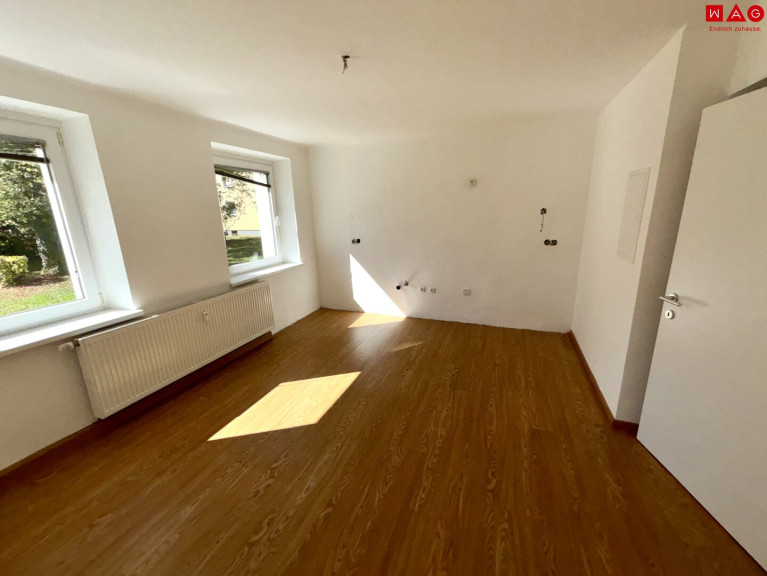 Wohnung - 4400, Steyr - Frisch saniertes Wohnglück in Steyr-Münichholz: lichtdurchflutete Räume, moderner Komfort, gemütlicher Grünblick und eine attraktive Lage mit bester Infrastruktur – einziehen und wohlfühlen!