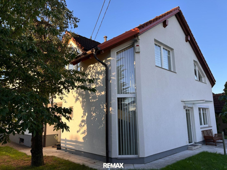 Haus - 4061, Pasching - „Exklusives Anwesen mit Altbau & modernem Neubau – perfekt für zwei Familien“