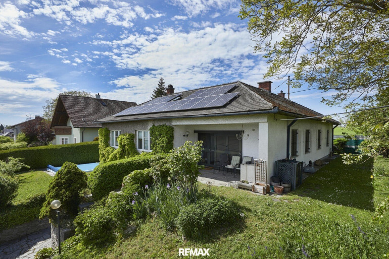 Haus - , keine Angabe - Wohnhaus mit Garten, Pool & Blick bis ins Gebirge!