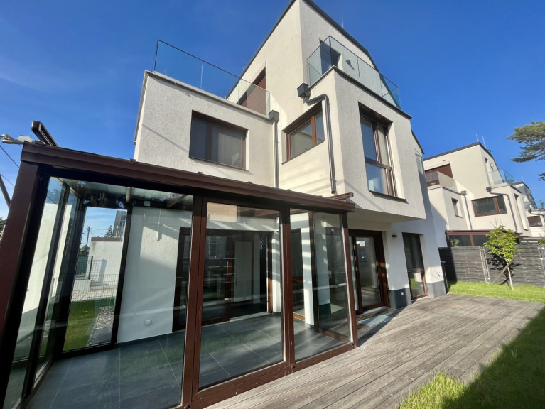 Haus - 1220, Wien - Traumhaftes Einfamilienhaus in Wien mit Garten, Terrassen und Stellplatz