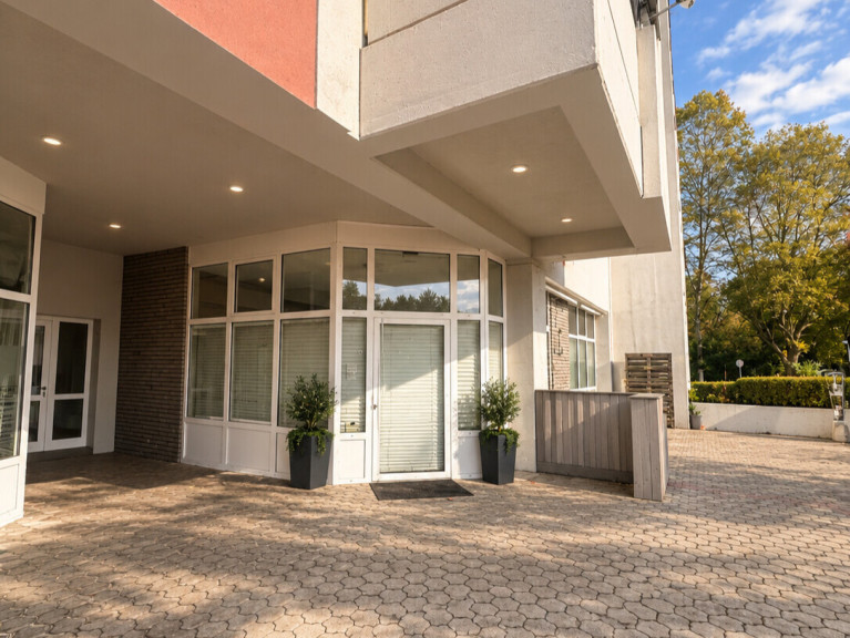 Büro / Praxis - 9020, Klagenfurt am Wörthersee - Südseitig, hell & flexibel - ehemalige Gastrofläche mit vielen Nutzungsmöglichkeiten